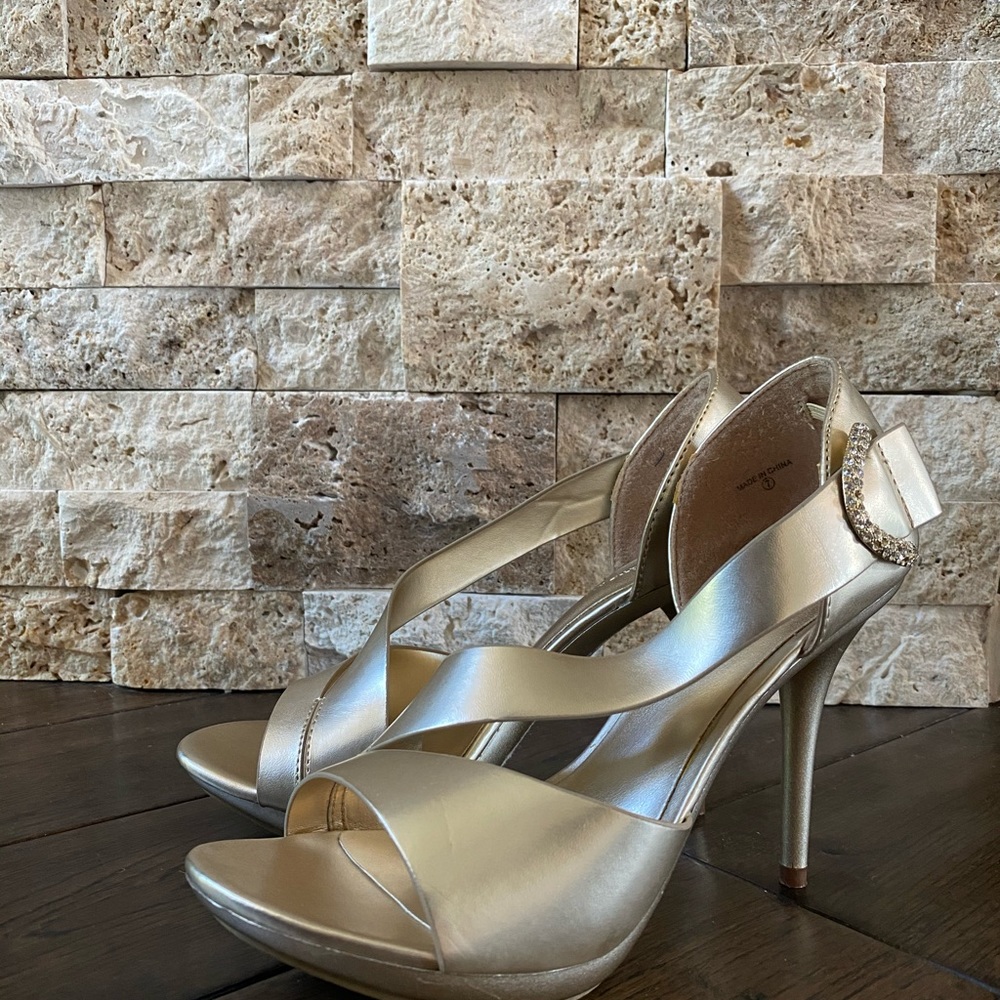 Gold heels - Picture 8 of 9